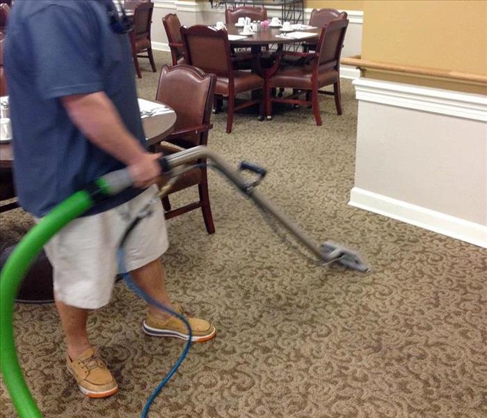 SERVPRO tech cleaning a carpet in a Lakeland, FL business